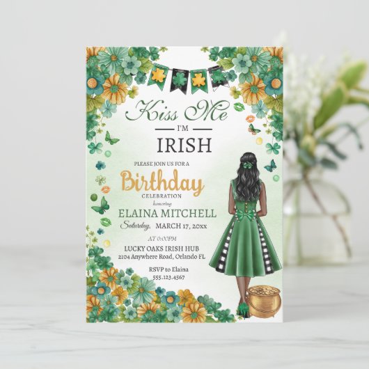 Kiss Me Ich bin Irish Girl Green Dress St. Patrick Einladung (Stehend Vorderseite)