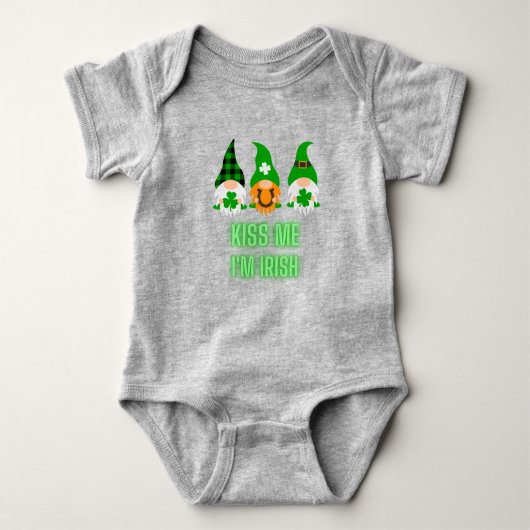 Kiss Me Ich bin Irish St. Patrick's Day Gnome Klee Baby Strampler (Vorderseite)