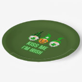 Kiss Me Ich bin Irish St. Patrick's Day Gnome Klee Pappteller (Schrägansicht)