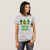 Kiss Me Ich bin Irish St. Patrick's Day Gnome Klee T-Shirt (Vorne ganz)