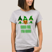 Kiss Me Ich bin Irish St. Patrick's Day Gnome Klee T-Shirt (Vorderseite)