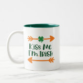 Kiss Me Ich bin keine irische Funny Paddy's Drinki Zweifarbige Tasse (Links)