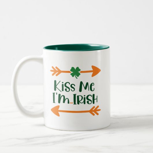 Kiss Me Ich bin keine irische Funny Paddy's Drinki Zweifarbige Tasse (Links)