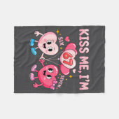 Kiss Me I'm 67 Funny Cute Six Seven Meme 6-7 Valen Fleecedecke (Vorderseite (Horizontal))