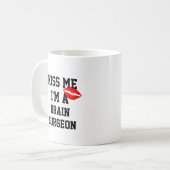Kiss Me Im a Brain Chirurg Tasse (Vorderseite Links)