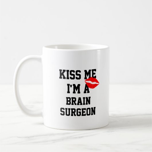 Kiss Me Im a Brain Chirurg Tasse (Links)