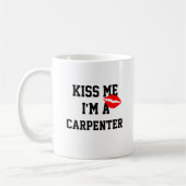 Kiss Me Im A Carpenter Tasse (Links)
