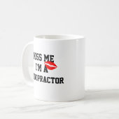 Kiss Me Im A Chiropraktor Tasse (Vorderseite Links)