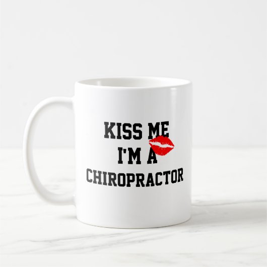 Kiss Me Im A Chiropraktor Tasse (Links)