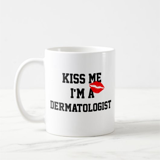 Kiss Me Im a Dermatologist Tasse (Links)