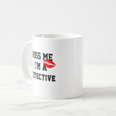 Kiss me im a Detection Tasse (Vorderseite Links)