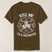 Kiss Me Im a Firefighter St Patricks Day Kleeblatt T-Shirt (Design vorne)