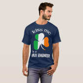 Kiss Me Im a Linu Engineer Kleeblatt St Patricks T-Shirt (Vorne ganz)