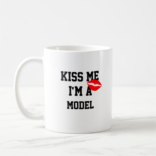 Kiss Me Im a Model Tasse (Links)