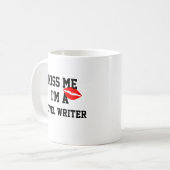 Kiss Me Im a Novel Writer Tasse (Vorderseite Links)