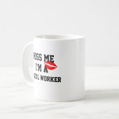 Kiss Me Im A Postarbeiter Tasse (Vorderseite Links)