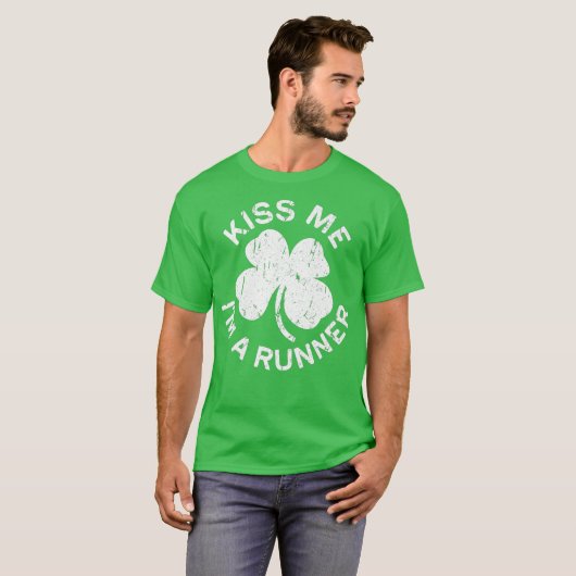Kiss Me Im a Runner Saint Patrick Day Geschenk T-Shirt (Vorne ganz)
