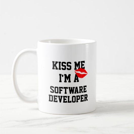 Kiss Me Im A Software Developer Tasse (Links)