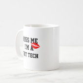 Kiss Me Im a Vet Tech Tasse (Vorderseite Links)