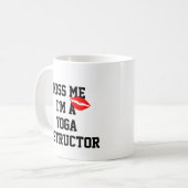 Kiss Me Im A Yoga Instructor Tasse (Vorderseite Links)