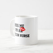 Kiss me im an Infusion Nurse Tasse (Vorderseite Links)
