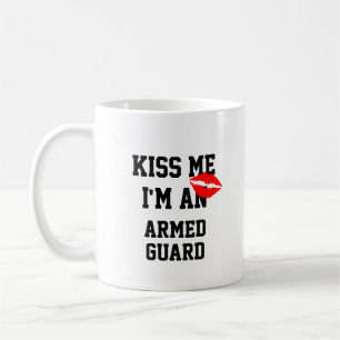 Kiss Me Im Army Guard Tasse