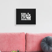 Kiss Me I'm Arrish Pirate Ship Drinking St Patrick Leinwanddruck (Insitu (Wohnzimmer))