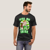 Kiss Me I'm Irish Couple St Patricks Day T-Shirt (Vorne ganz)