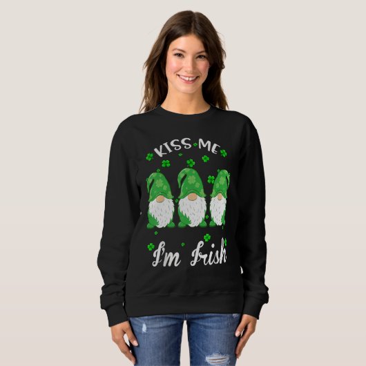 Kiss Me I'm Irish. Gnome Shamrock Clover Saint Pat Sweatshirt (Vorne ganz)