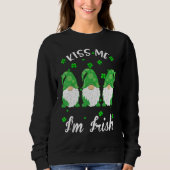Kiss Me I'm Irish. Gnome Shamrock Clover Saint Pat Sweatshirt (Vorderseite)