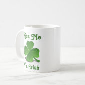 "Kiss Me I'm Irish" Kleeblatt St. Patrick's Day Kaffeetasse (Vorderseite Links)