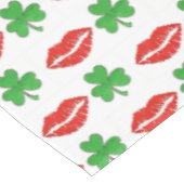 Kiss Me I'm Irish Lips Kleeblatt St. Patrick's Day Tischdecke (Schrägansicht)