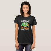 Kiss me Im Irish Or Drunk Or Whaterver St Patricks T-Shirt (Vorne ganz)