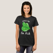 Kiss Me I'm Irish. Shamrock Clover Saint Patrick D T-Shirt (Vorne ganz)