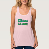 Kiss Me I'm Irish" Snug Fit Crop Top - Y2K St. Pat (Vorderseite)