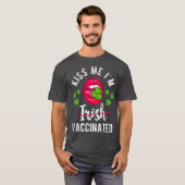 Kiss Me Im Irish Vacced Funny Gift St Day T-Shirt (Vorne ganz)