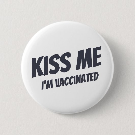 Kiss Me I'm Vaccinated Modern Cute Funny Quote Button (Vorderseite)