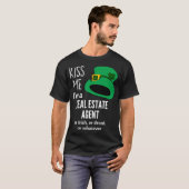 Kiss Me Im wahren Anwesen Agent oder Irisch oder B T-Shirt (Vorne ganz)