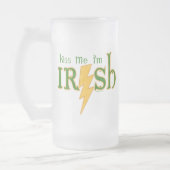 Kiss Me Irish Lightning Bolt Tasse (Links)