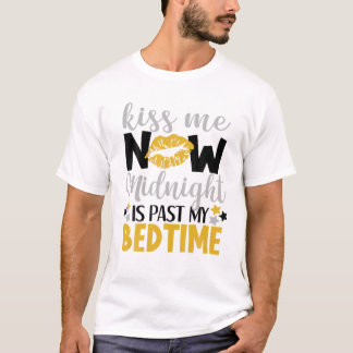 Kiss Me Mitternacht ist mein Bedtime Funny NYE ver T-Shirt