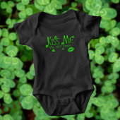 Kiss Me Not Irish Zitat Funny St Patrick's Day Baby Strampler