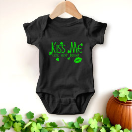 Kiss Me Not Irish Zitat Funny St Patrick's Day Baby Strampler