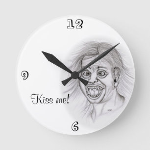 Kiss me! Pencil drawing black and white Design Runde Wanduhr