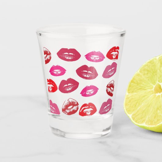 Kissbare Lippen (Küsseln der Lippen, Rot und Rosa Schnapsglas (Vorderseite)