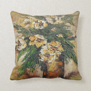 Kissen Ann Hayes, das gelbe Blumen im Vase malt