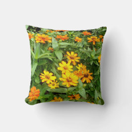 Kissen aus Gelb und Gold Zinnias Blume.