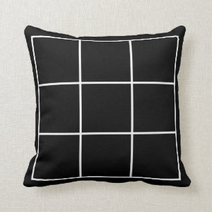 Kissen aus schwarz-weißen Quadraten