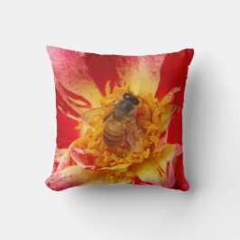 Kissen für rote Rose und Bienenwurf