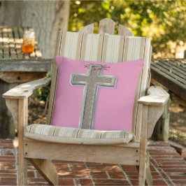 Kissen im Freien mit rosa Hintergrund überqueren