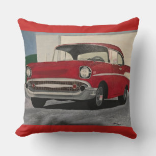 Kissen mit Gemälde eines roten Oldtimers auf einer
